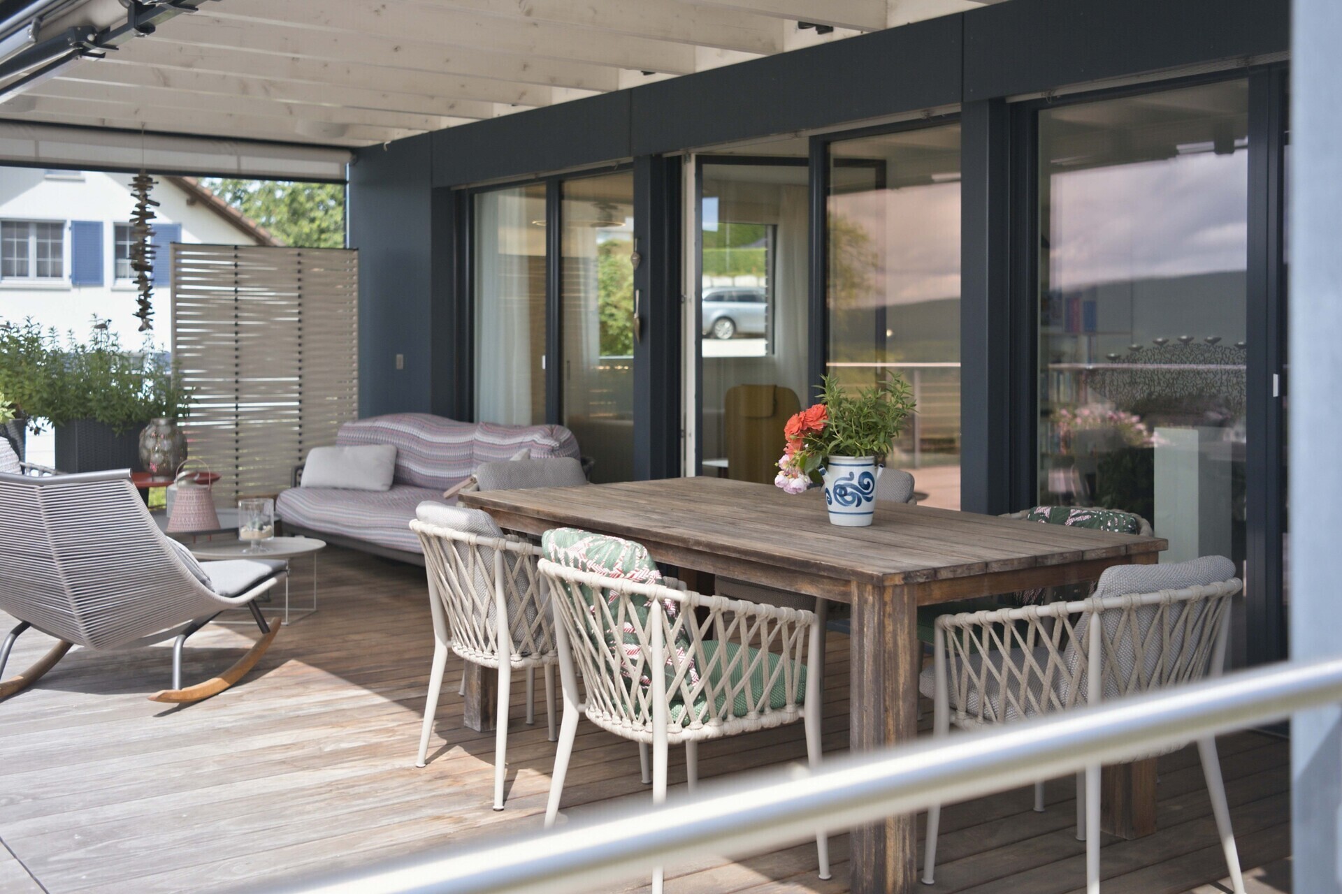 Überdachte Terrasse mit Sitz- und Essbereich