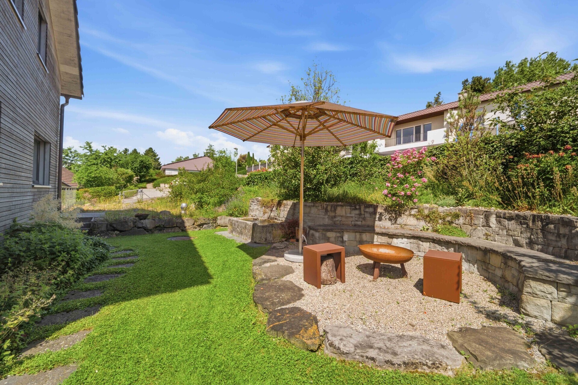 Garten mit Sitzplatz und Sonnenschirm