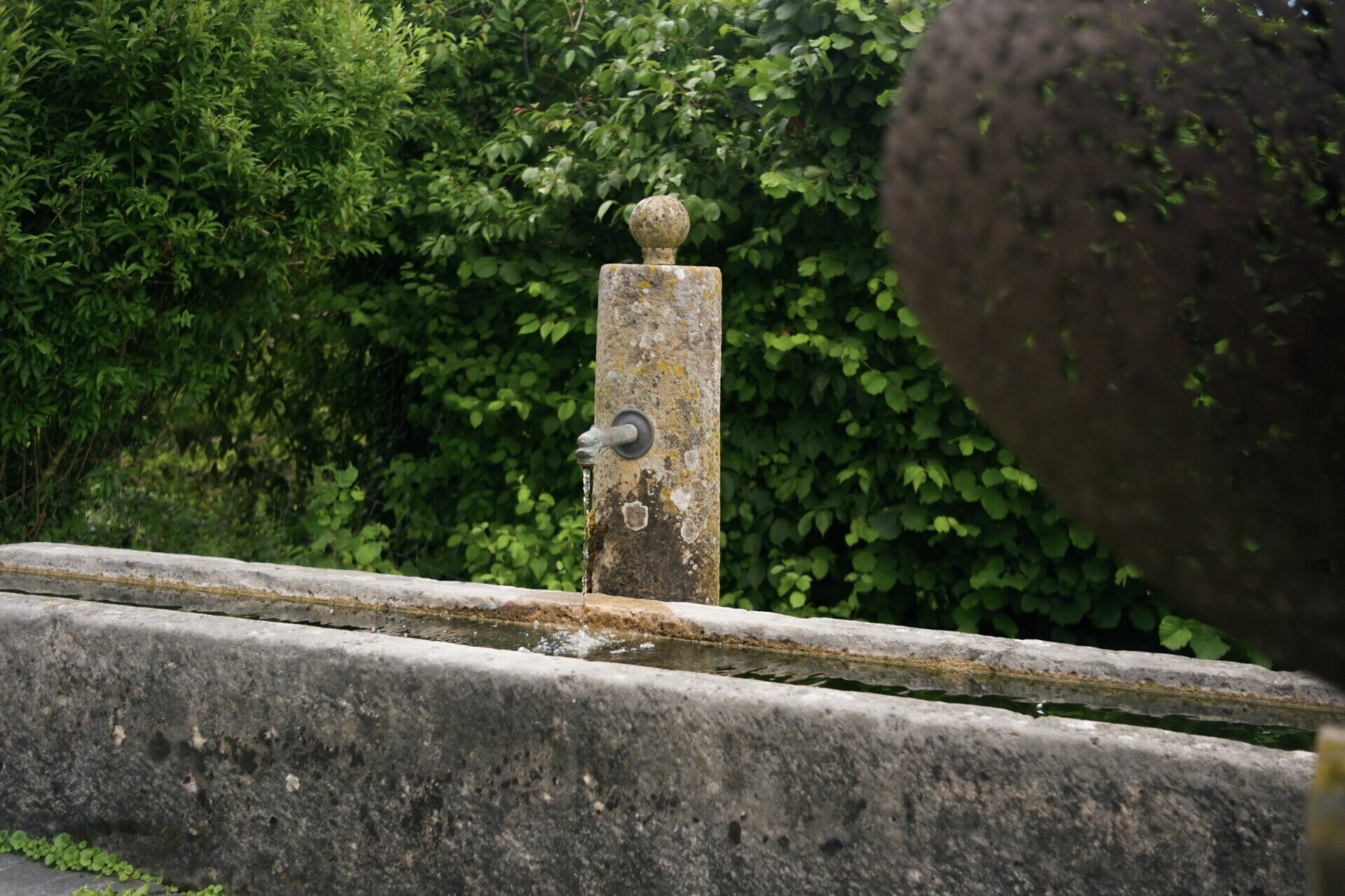 Steinbrunnen im Grünen