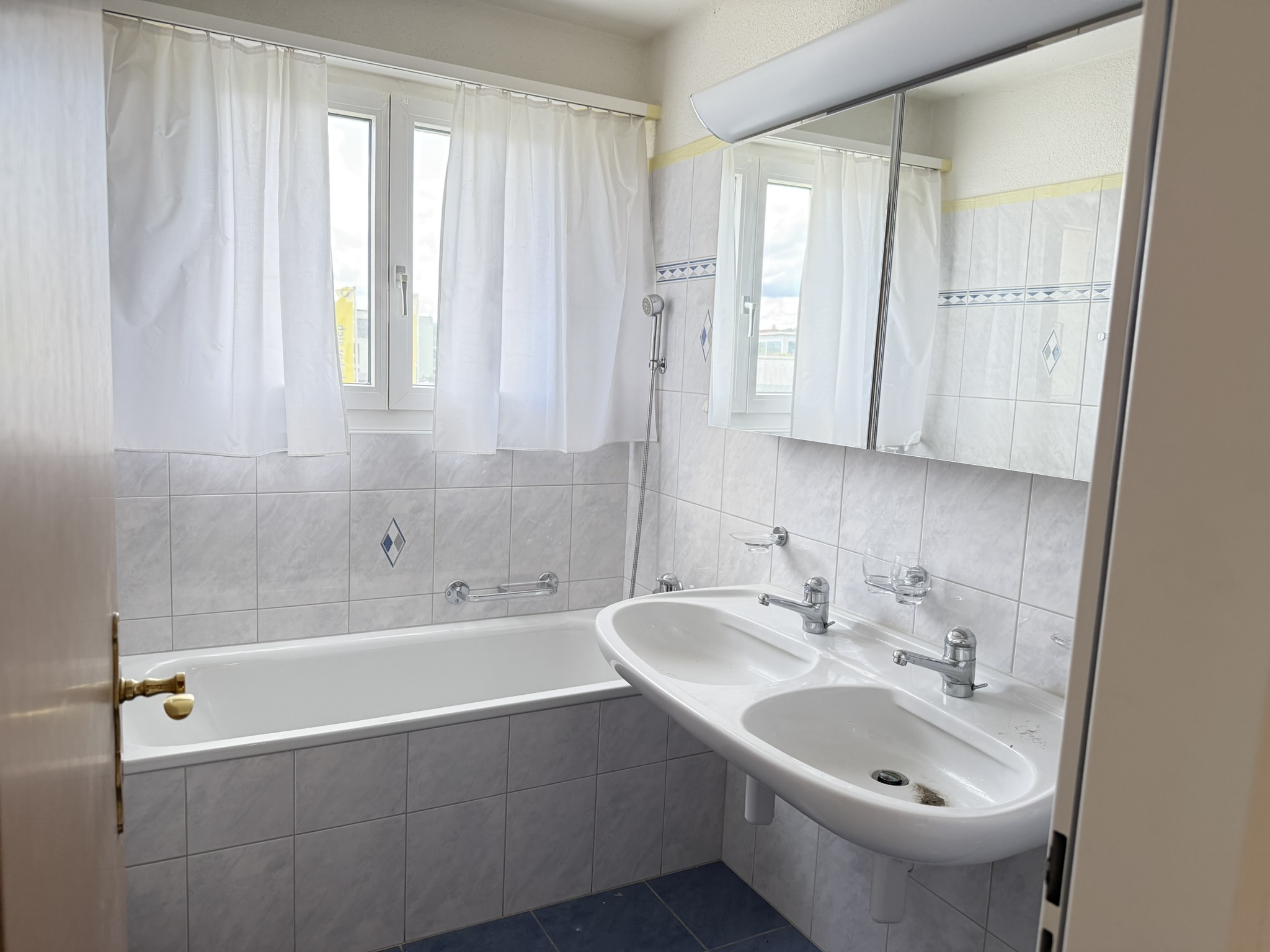 Helles Badezimmer mit Badewanne und Doppelwaschbecken
