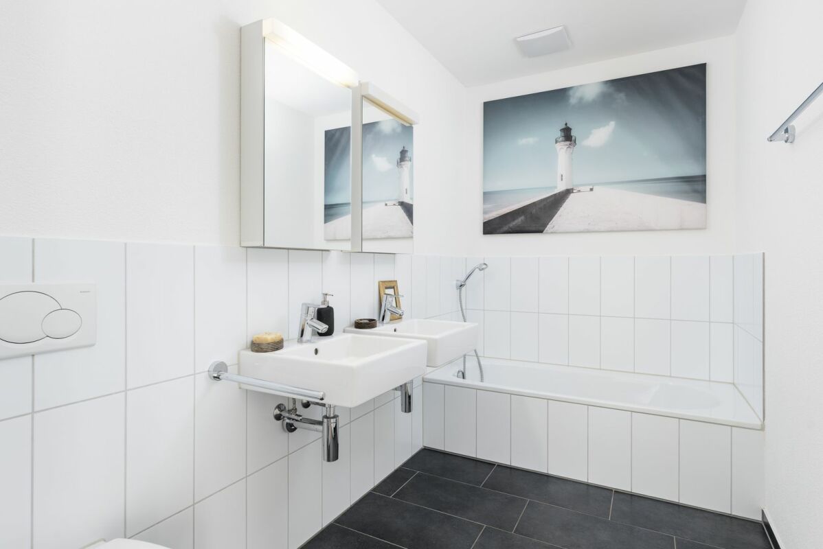 Modernes Badezimmer mit Doppelwaschbecken und Wanne