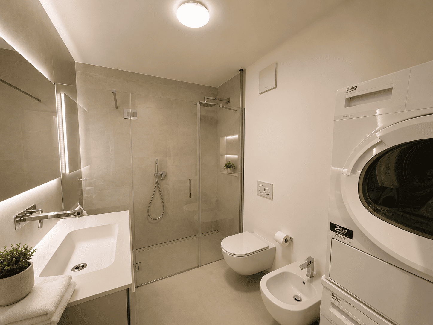 Modernes Badezimmer mit integrierter Waschküche