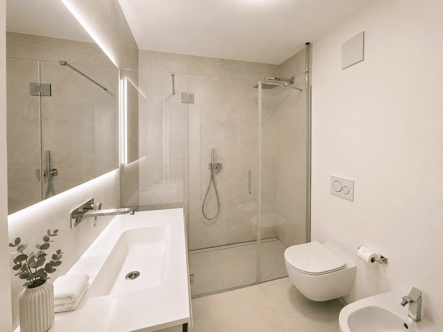 Modernes Badezimmer mit begehbarer Dusche, Badewanne und wandhängendem WC