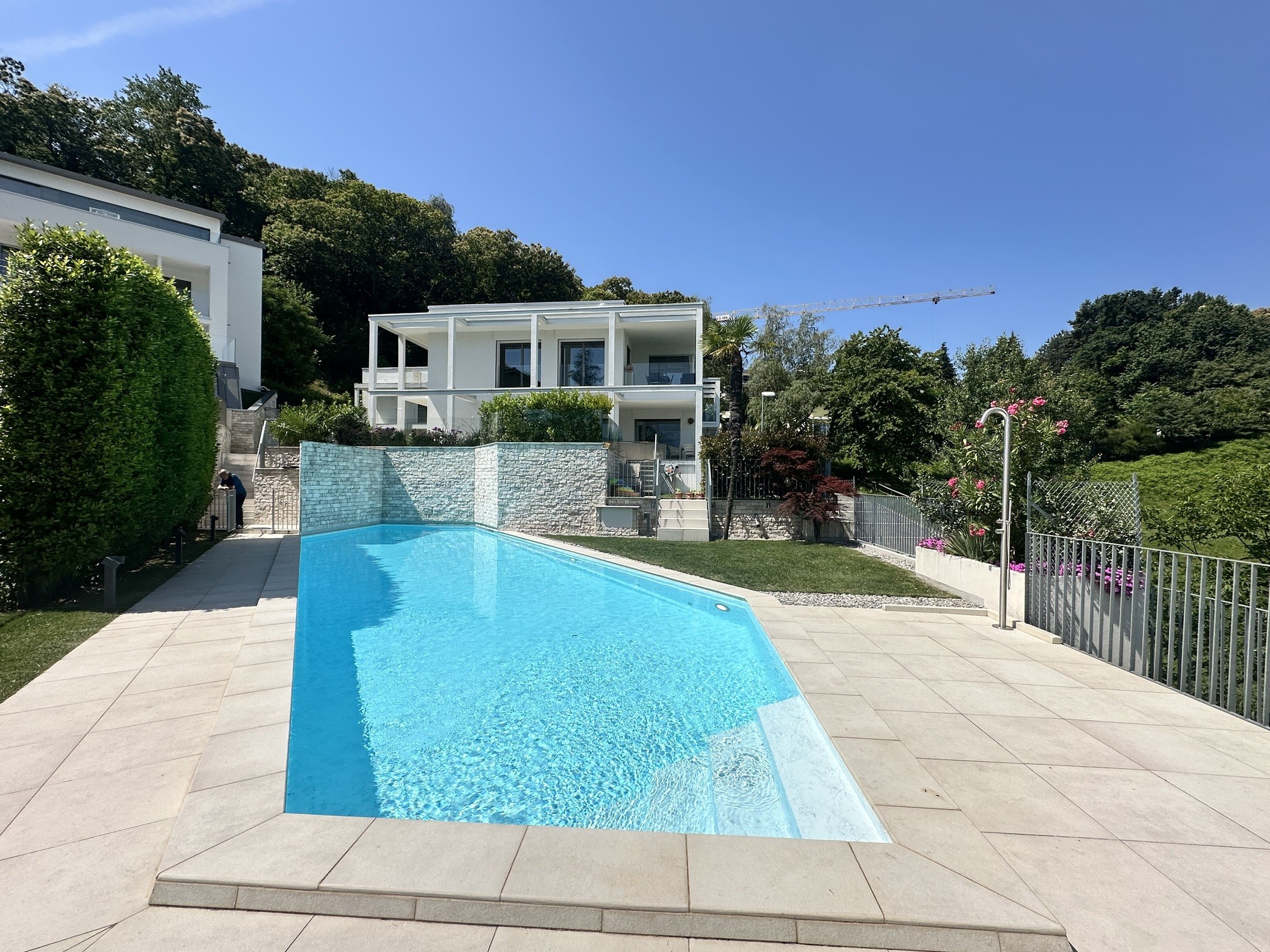 Moderner Außenbereich mit Pool und Villa