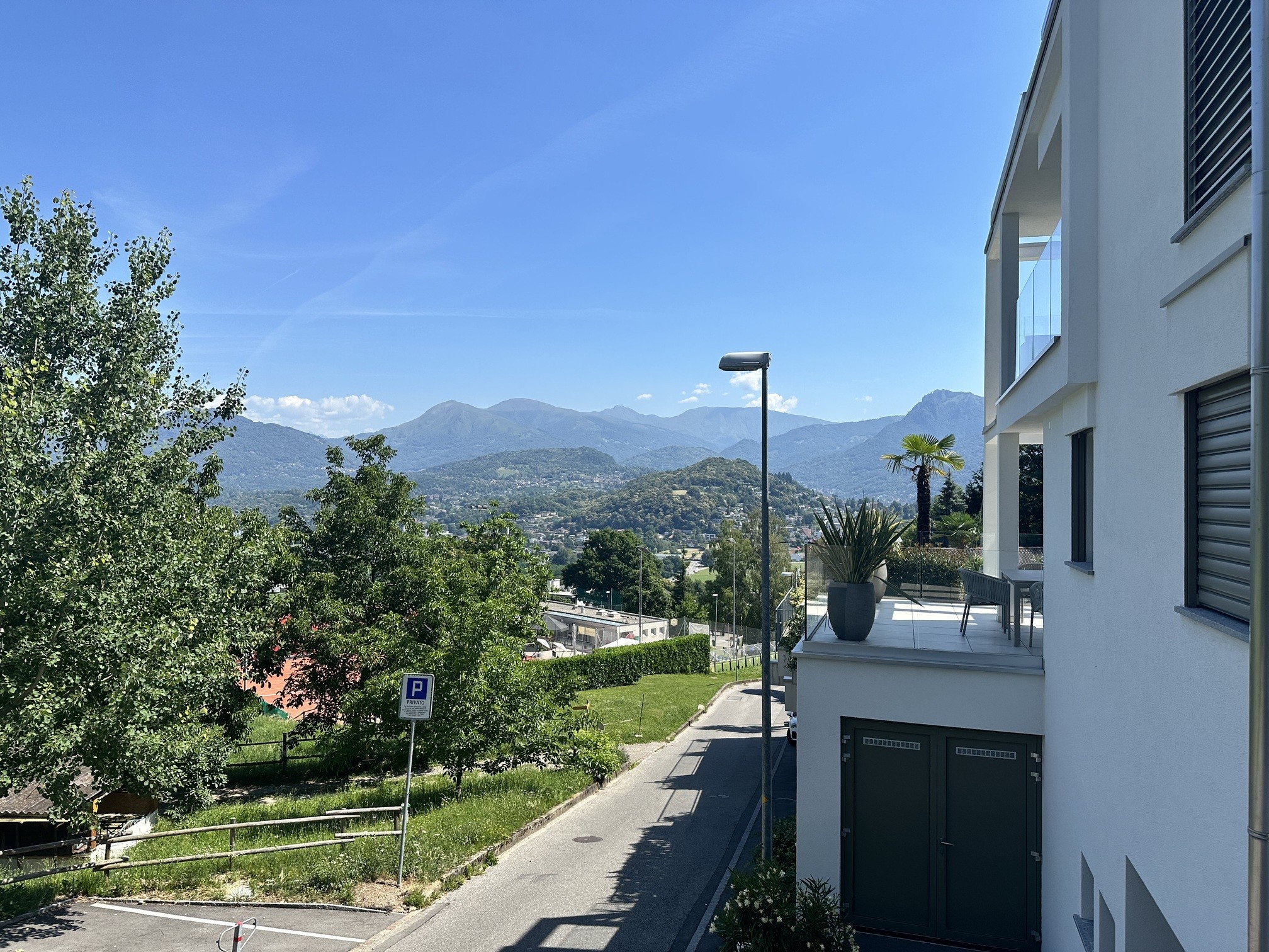 Bergblick von einem modernen Wohngebäude