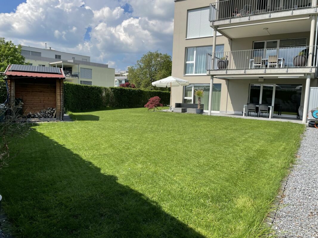 Wohnhaus mit großem Garten und Balkon
