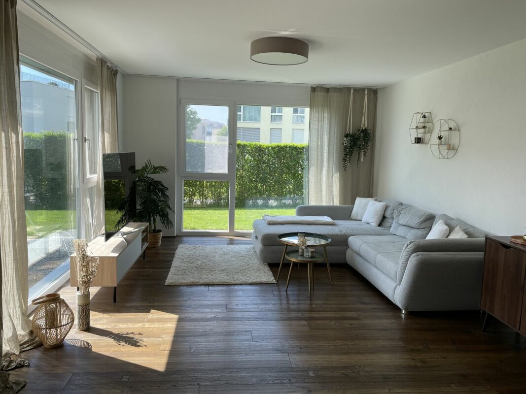 Helles Wohnzimmer mit großer Fensterfront