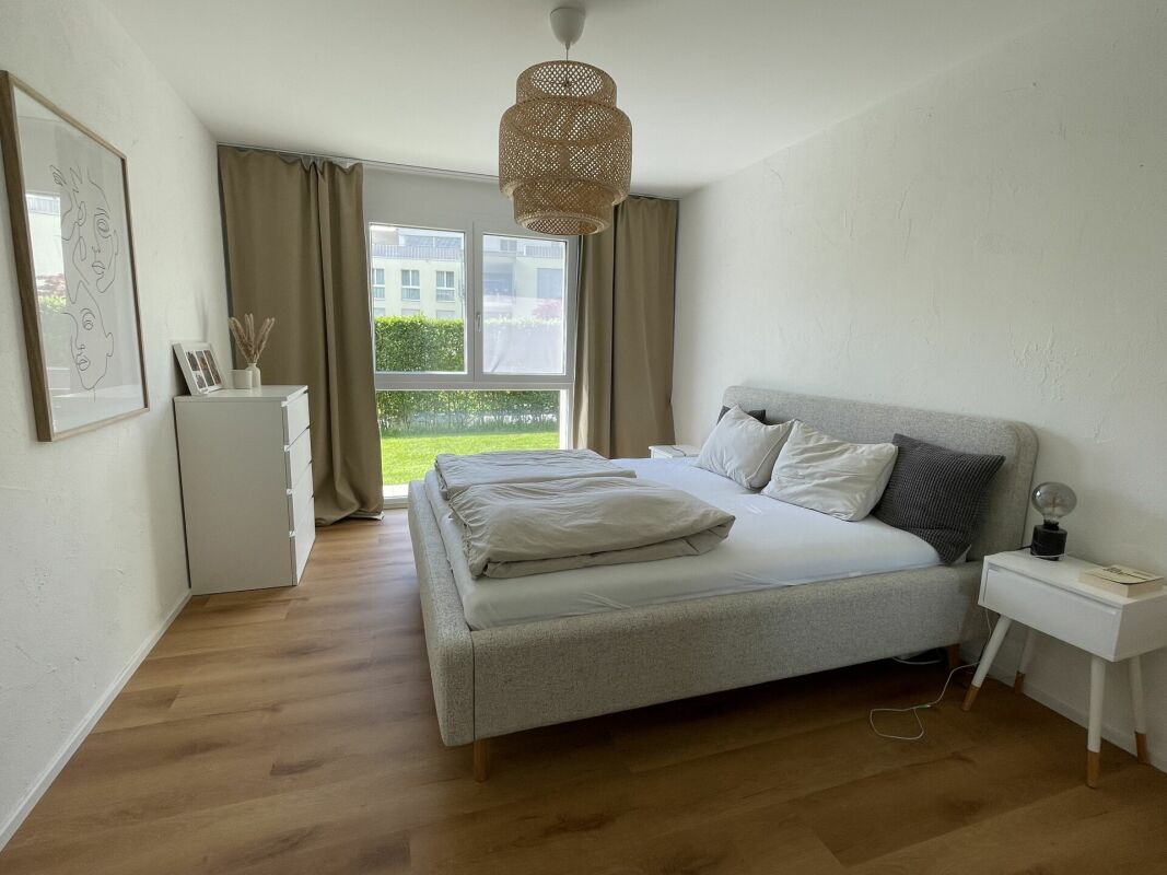 Helles Schlafzimmer mit großem Bett