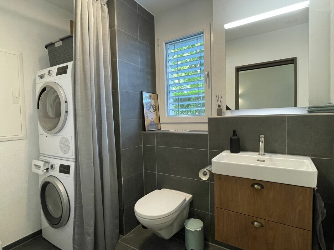 Modernes Badezimmer mit Hauswirtschaftsbereich