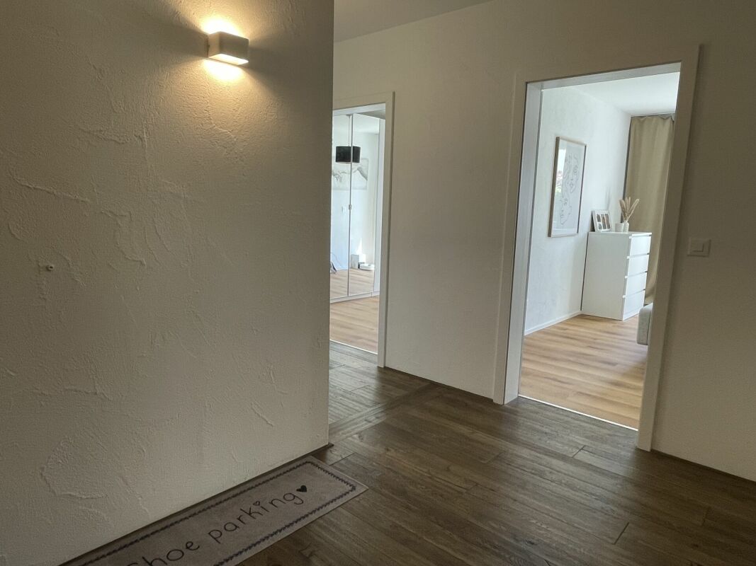 Flur mit Blick in zwei helle Zimmer