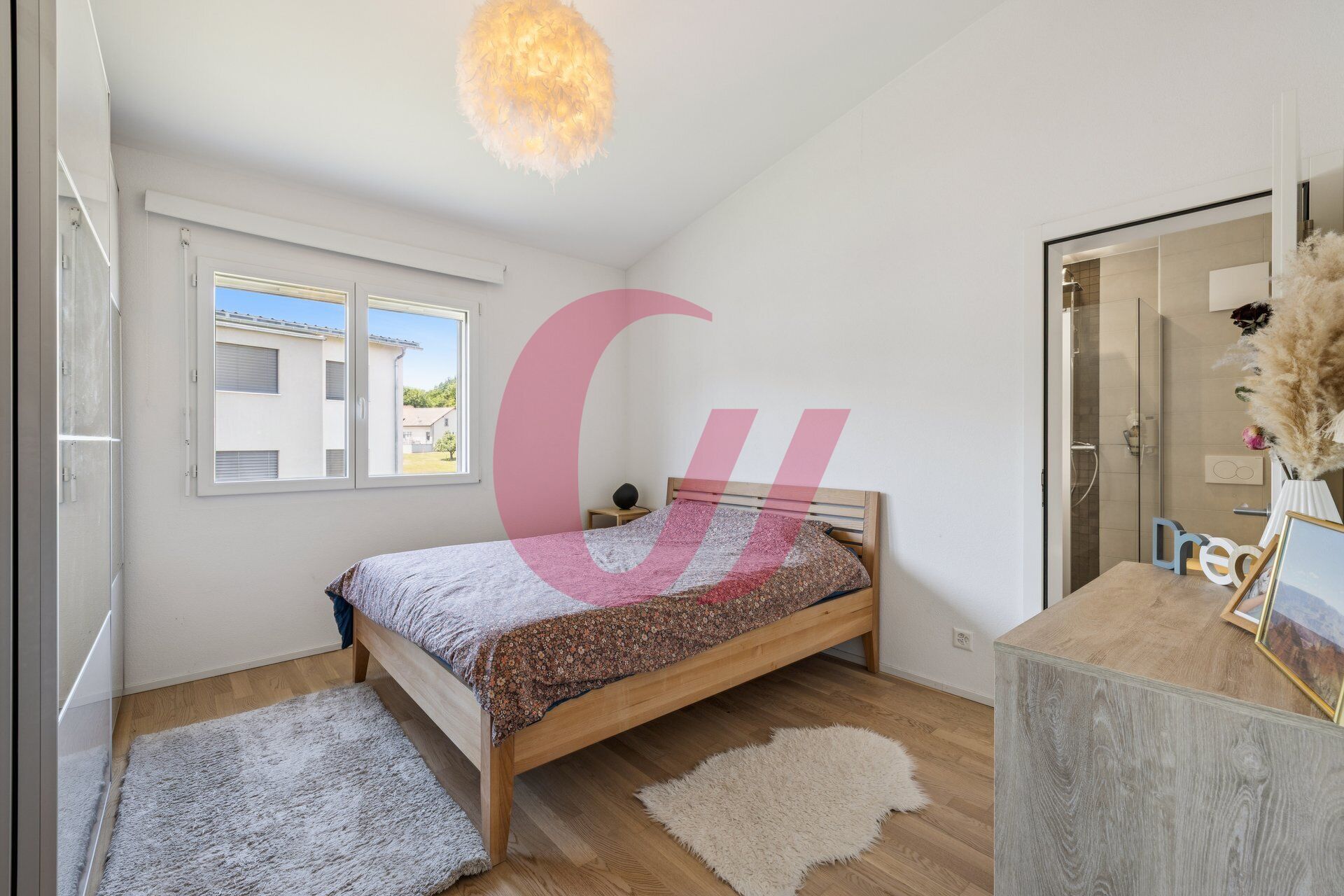 Helles Schlafzimmer mit Blick ins Badezimmer