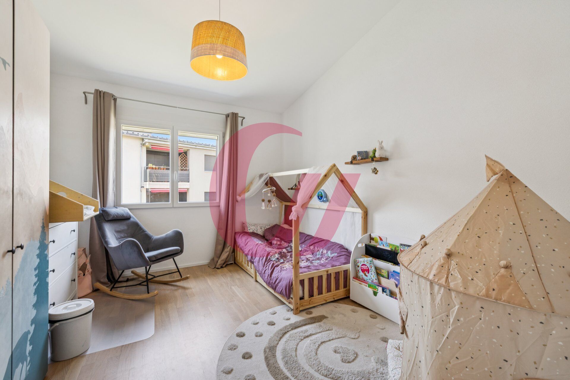 Helles Kinderzimmer mit Spiel- und Leseecke