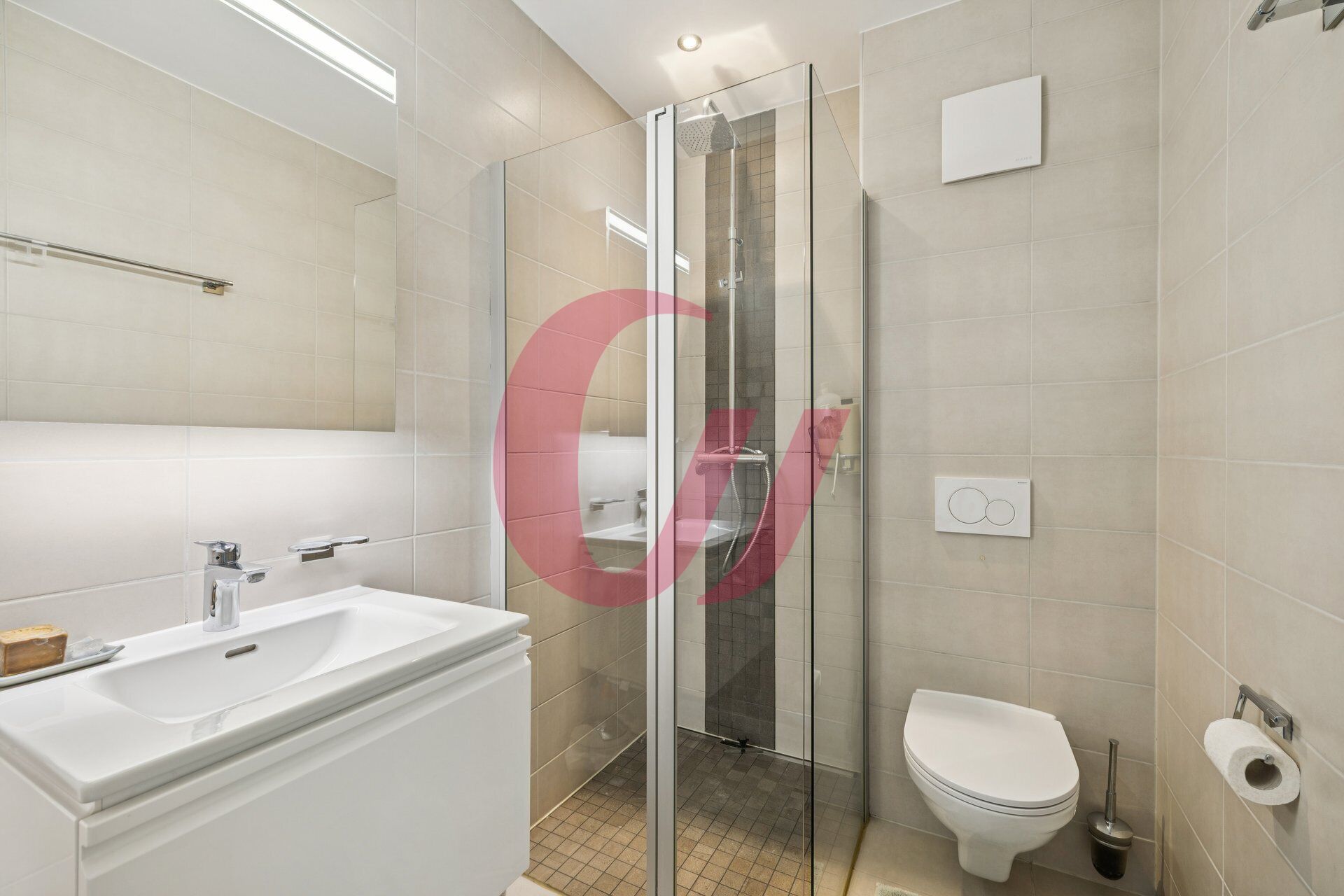 Modernes Badezimmer mit Dusche und WC