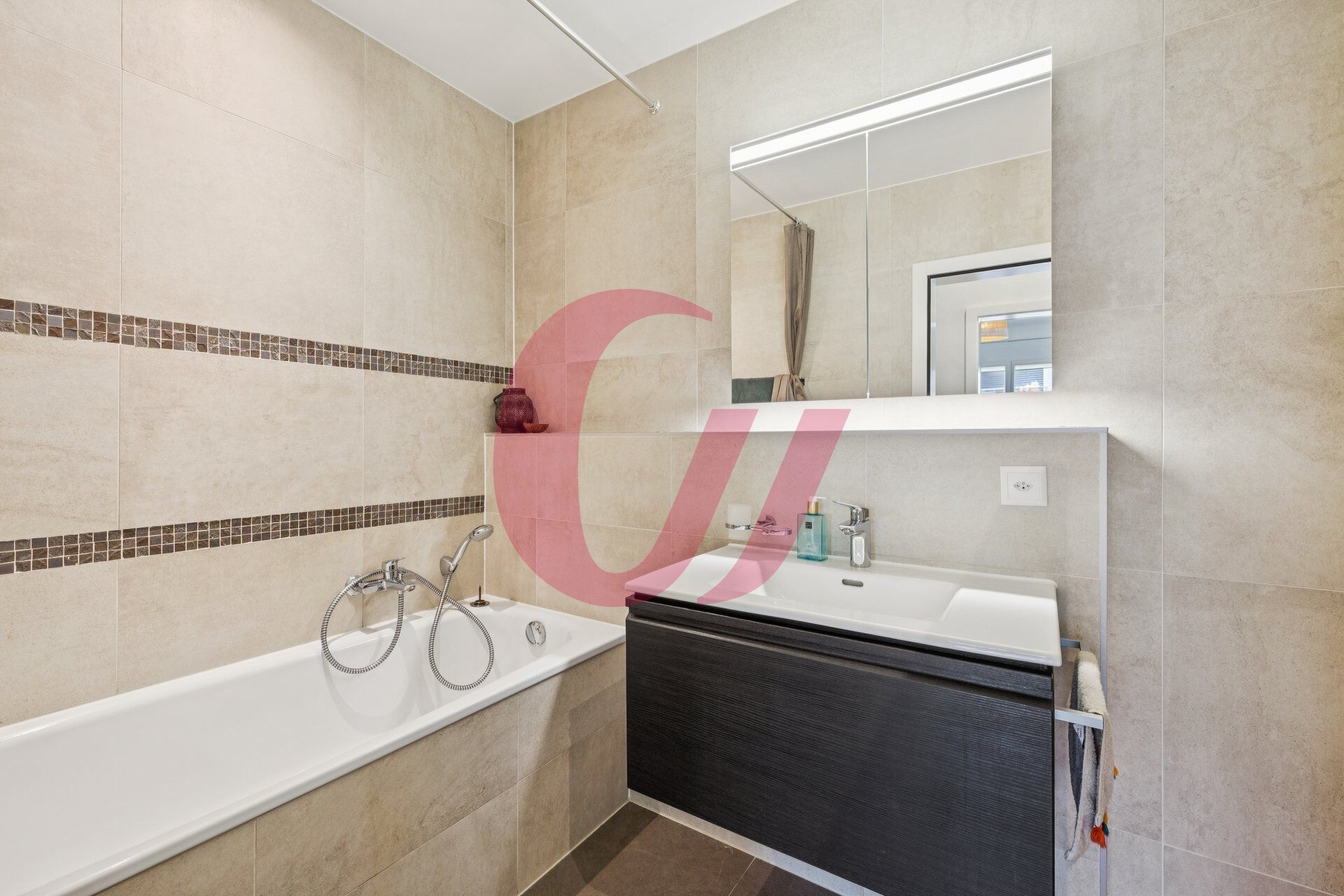 Modernes Badezimmer mit Badewanne und Waschbereich