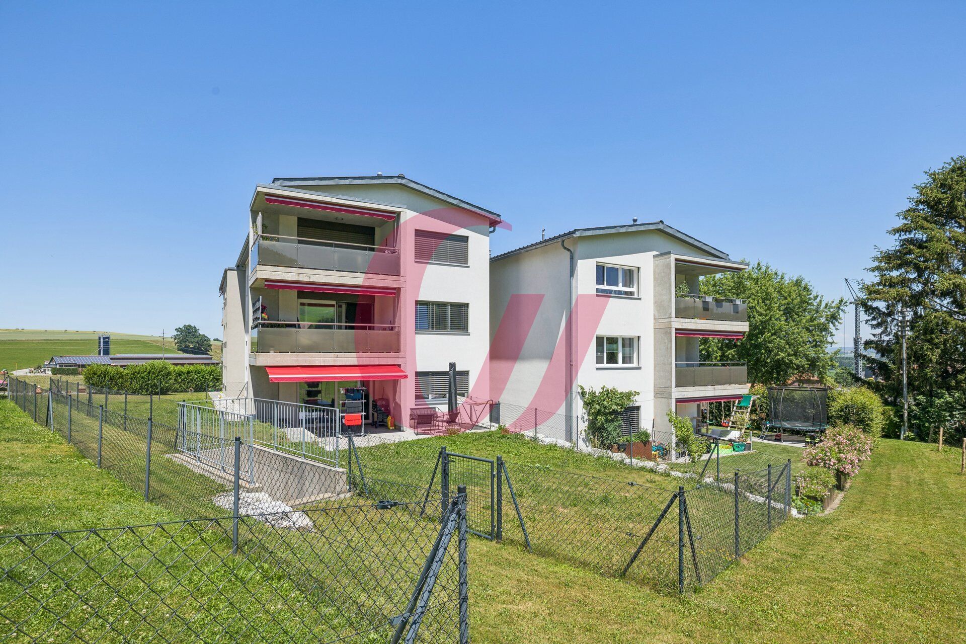 Mehrfamilienhaus mit Balkon und Garten