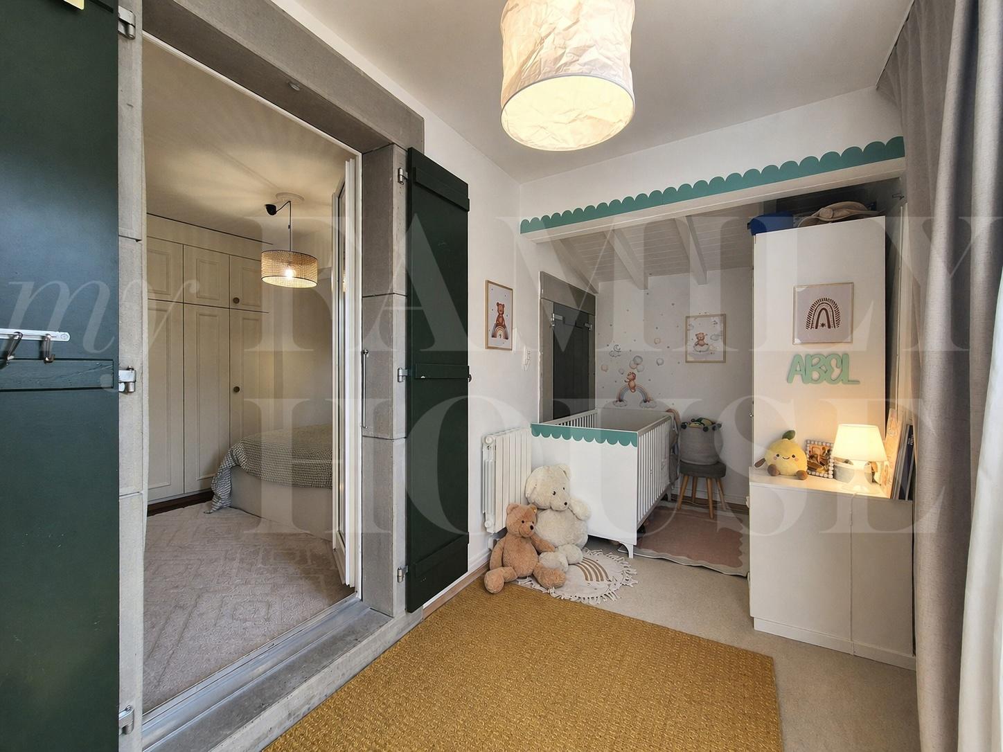 Kinderzimmer mit Bett und Deko