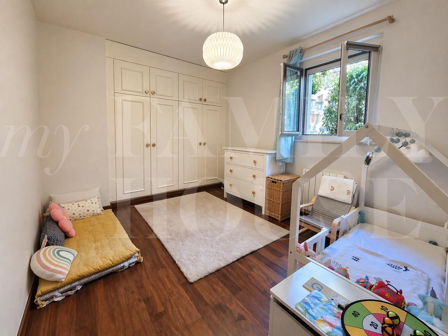 Helles Kinderzimmer mit Einbauschrank
