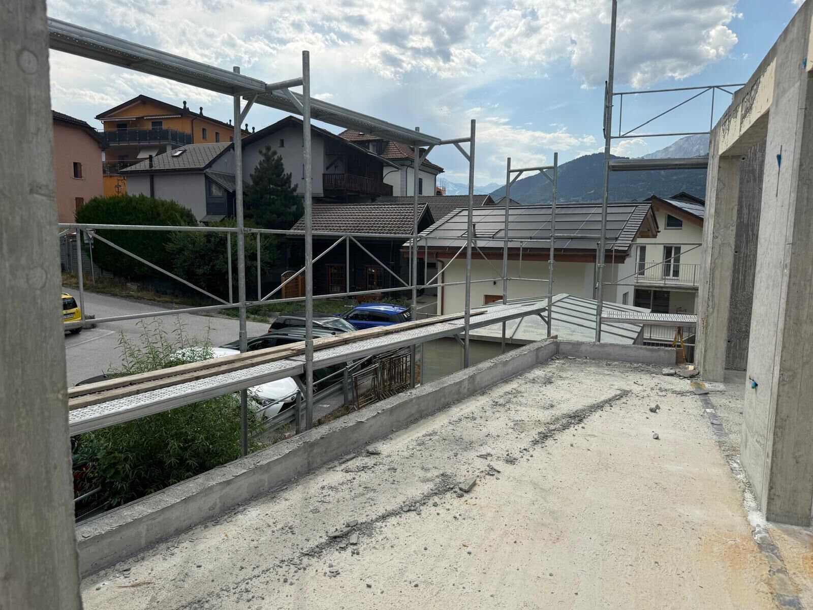 Balkon oder Dachterrasse im Rohbau mit Gerüst