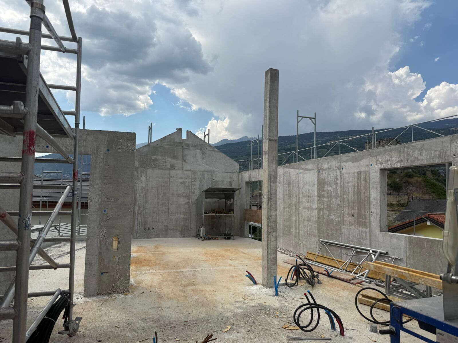 Rohbau mit Betonwänden und Gerüst