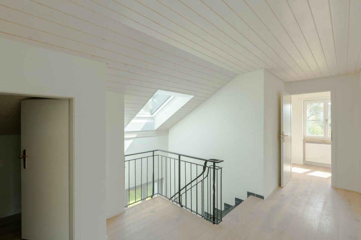 Dachgeschoss-Flur mit Treppe und Dachfenster