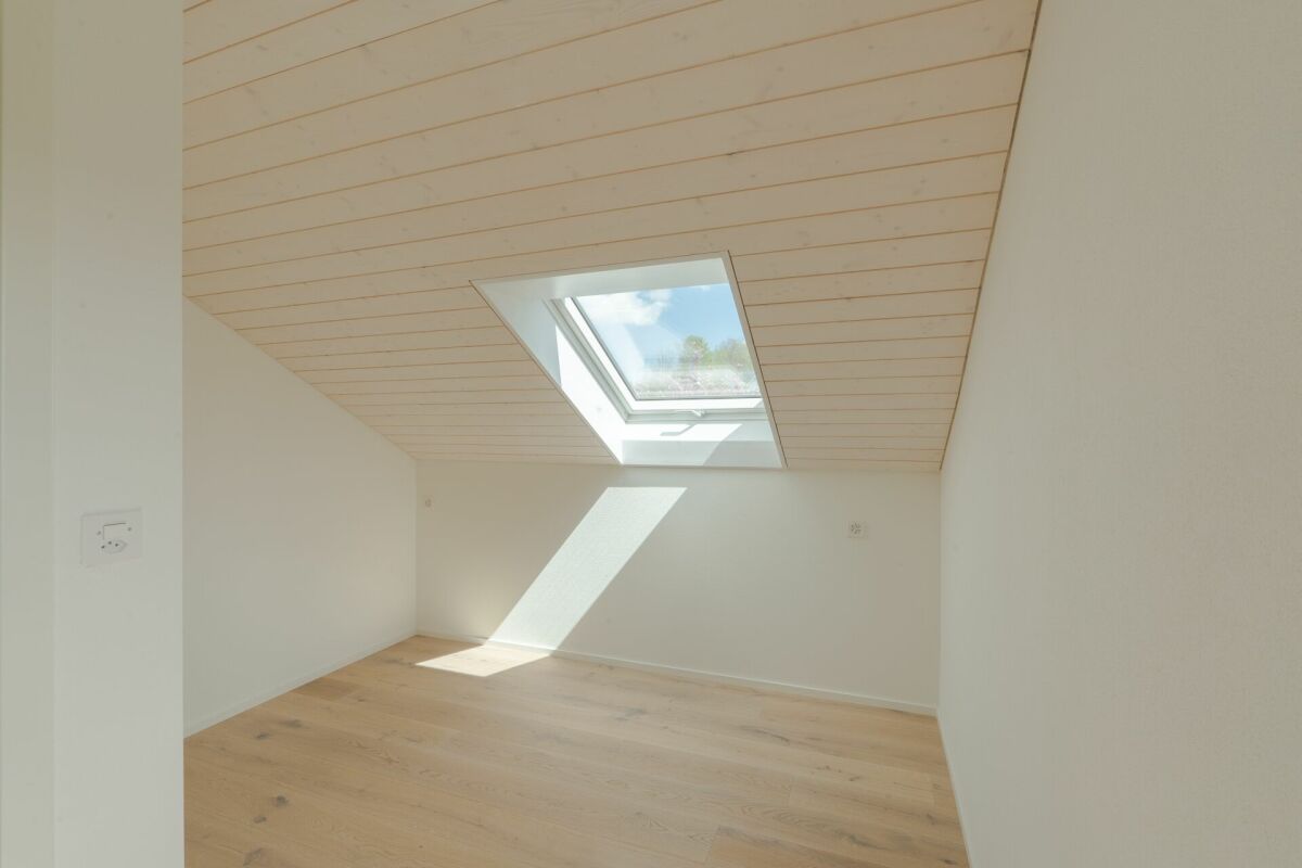 Heller Dachgeschossraum mit Dachfenster