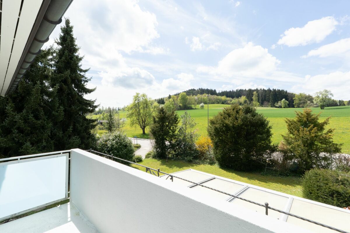 Balkon mit weiter Landschaftsansicht