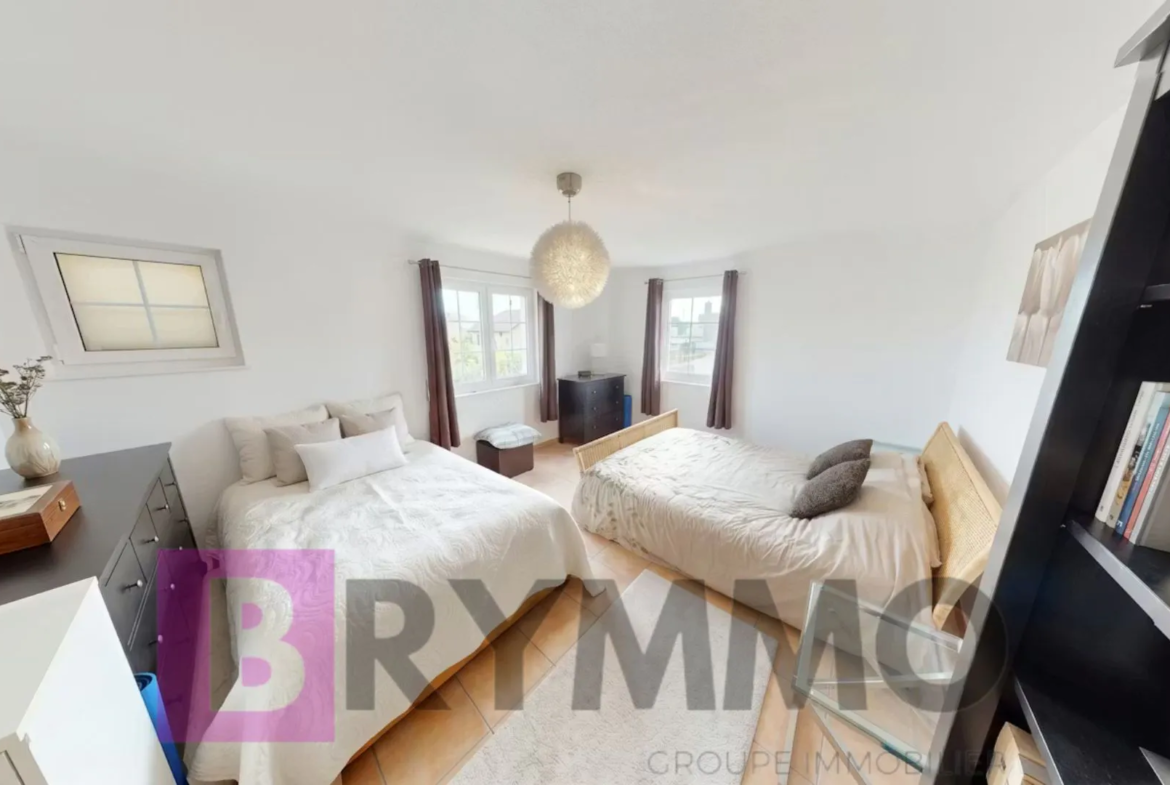 Helles Schlafzimmer mit zwei Betten