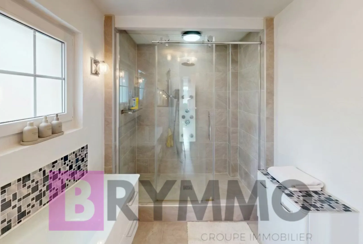 Modernes Badezimmer mit begehbarer Dusche