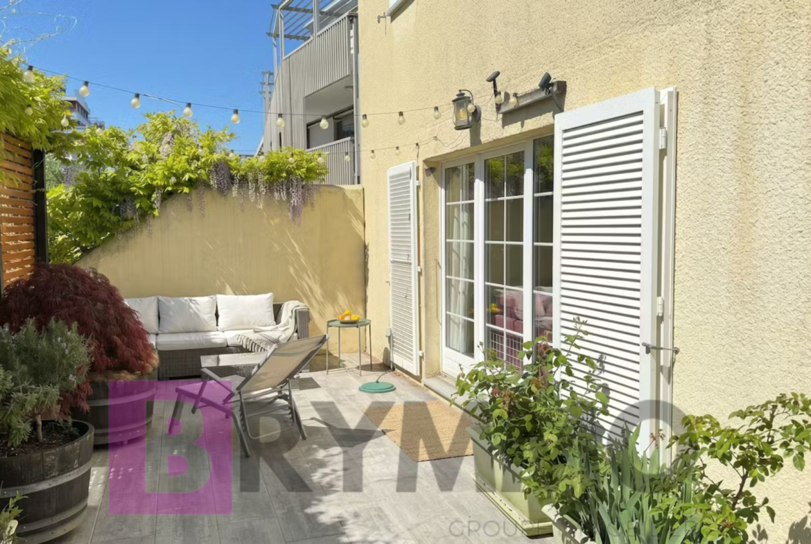 Terrasse mit Sitzbereich und Pflanzen