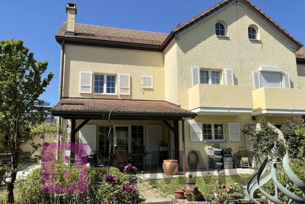 Außenansicht eines zweigeschossigen Wohnhauses mit Garten