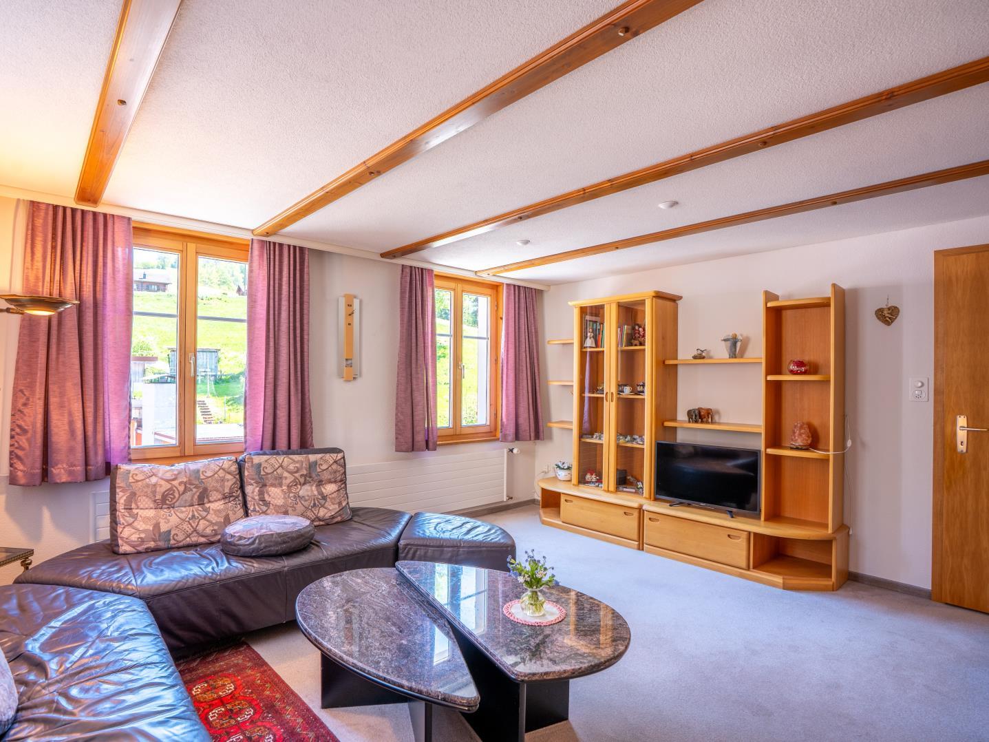 Wohnzimmer mit Holzdecke und Blick ins Grüne
