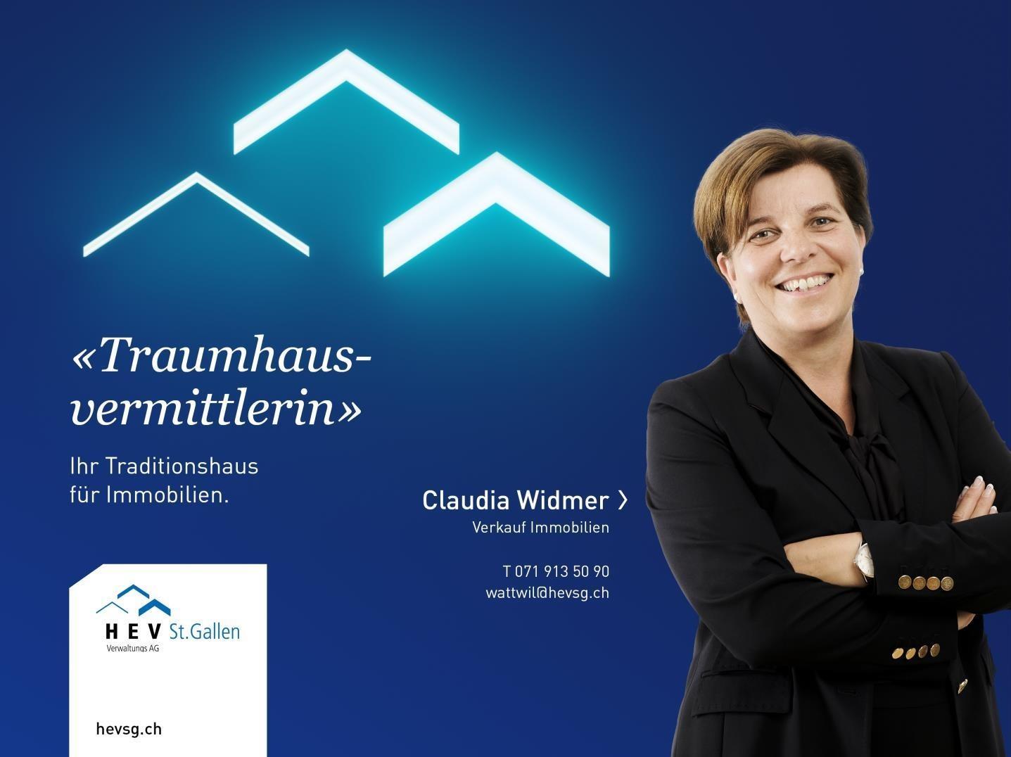 Werbebild einer Immobilienmaklerin mit Firmenbranding