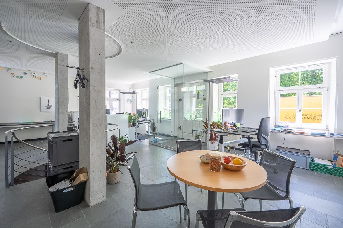 Modernes, helles Büro-/Arbeitszimmer mit Glasabtrennung
