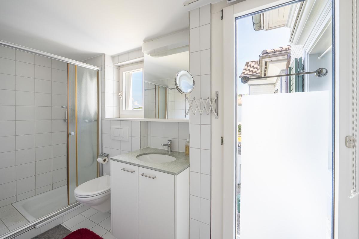 Helles Badezimmer mit Dusche und Waschtisch