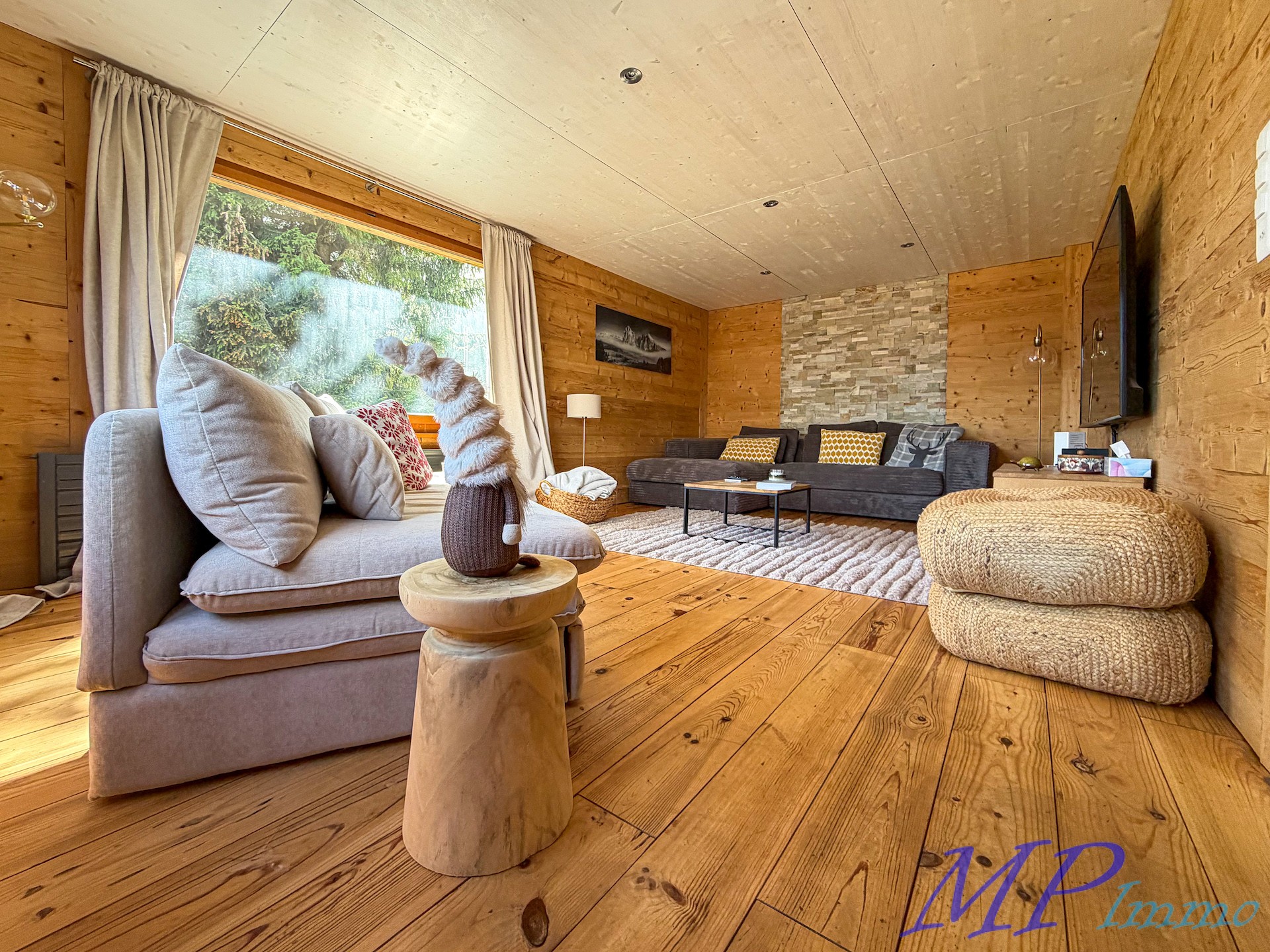 Gemütliches Wohnzimmer im Chalet-Stil