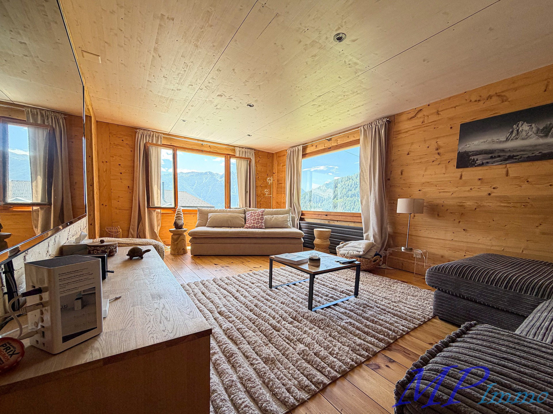 Gemütliches alpines Wohnzimmer mit Bergblick