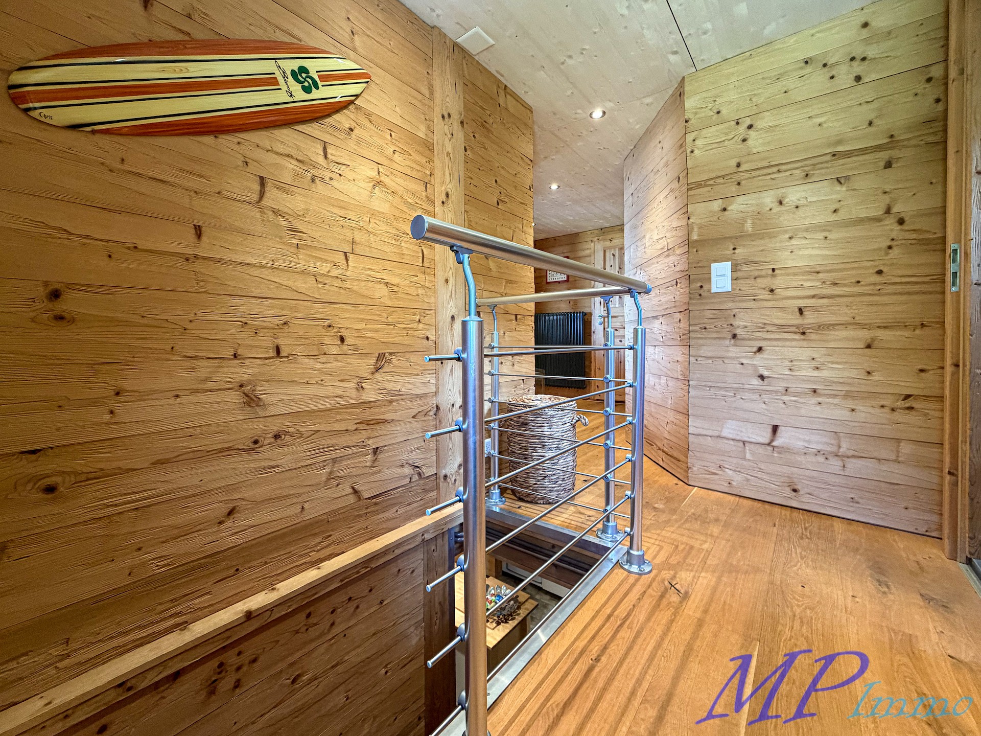 Holztreppenhaus mit Galerie und Surfbrett-Dekor
