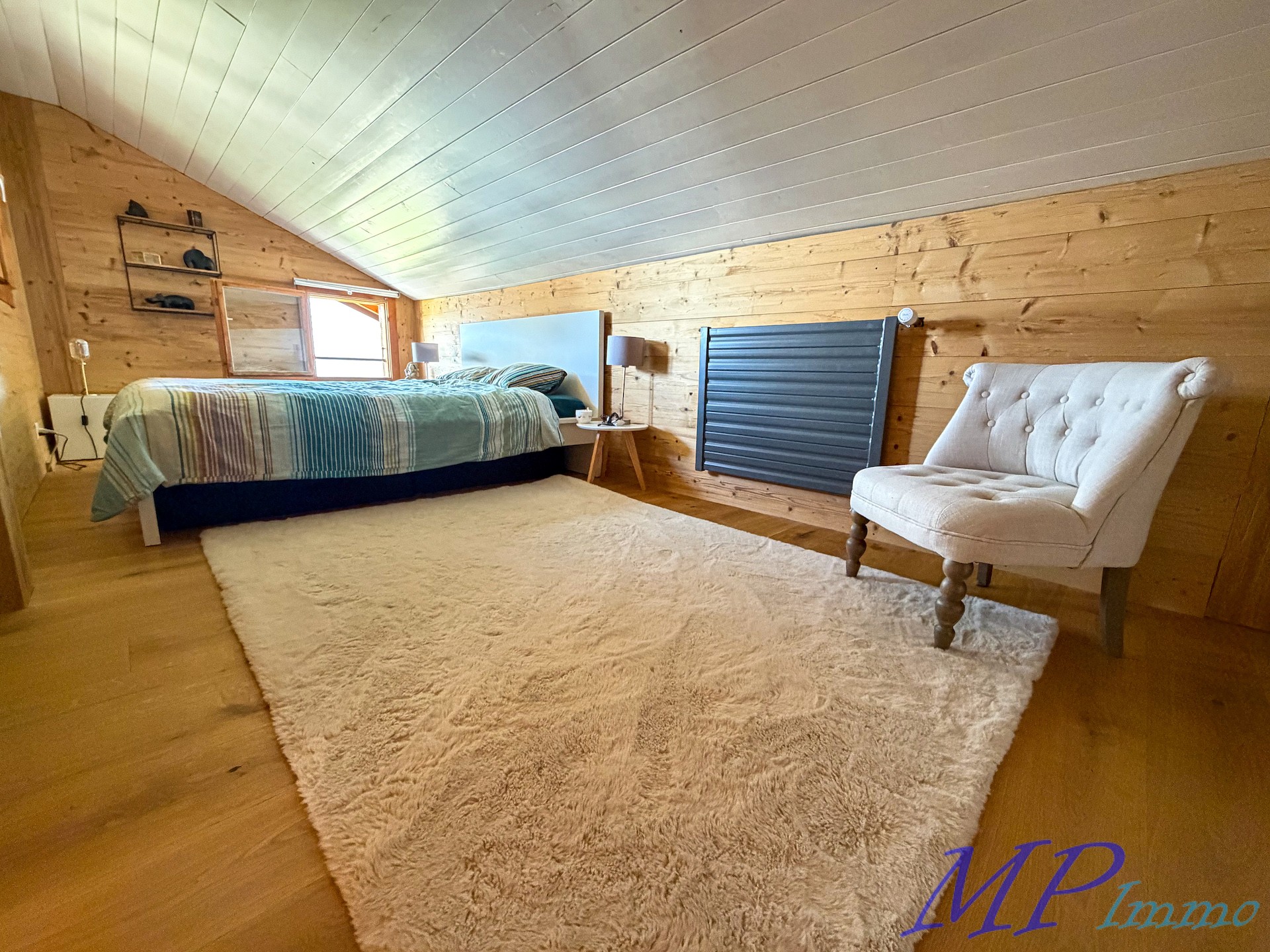 Gemütliches Schlafzimmer mit Holzverkleidung