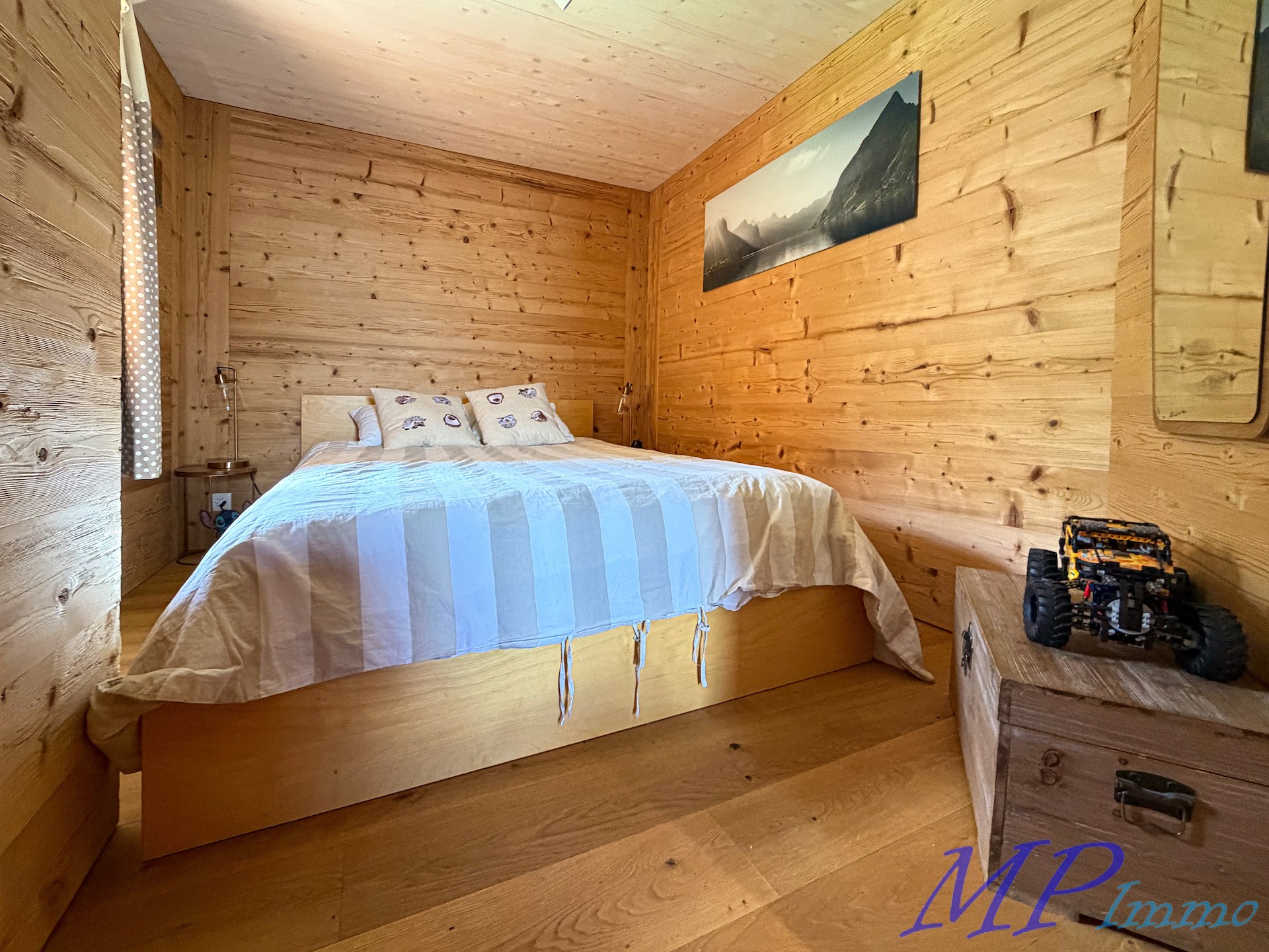 Gemütliches Holzschlafzimmer