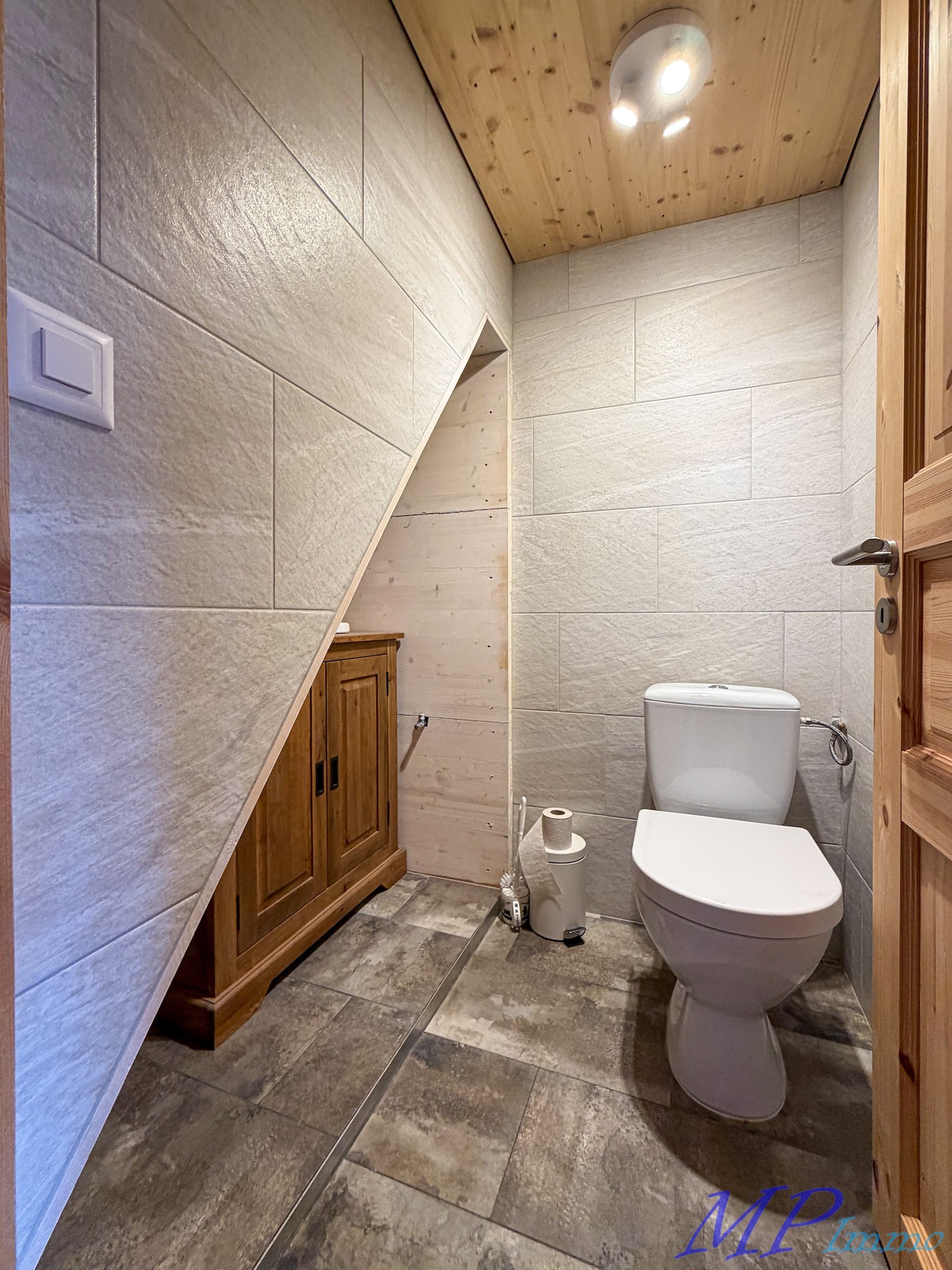 Kleines modernes WC mit Holz- und Steinoptik