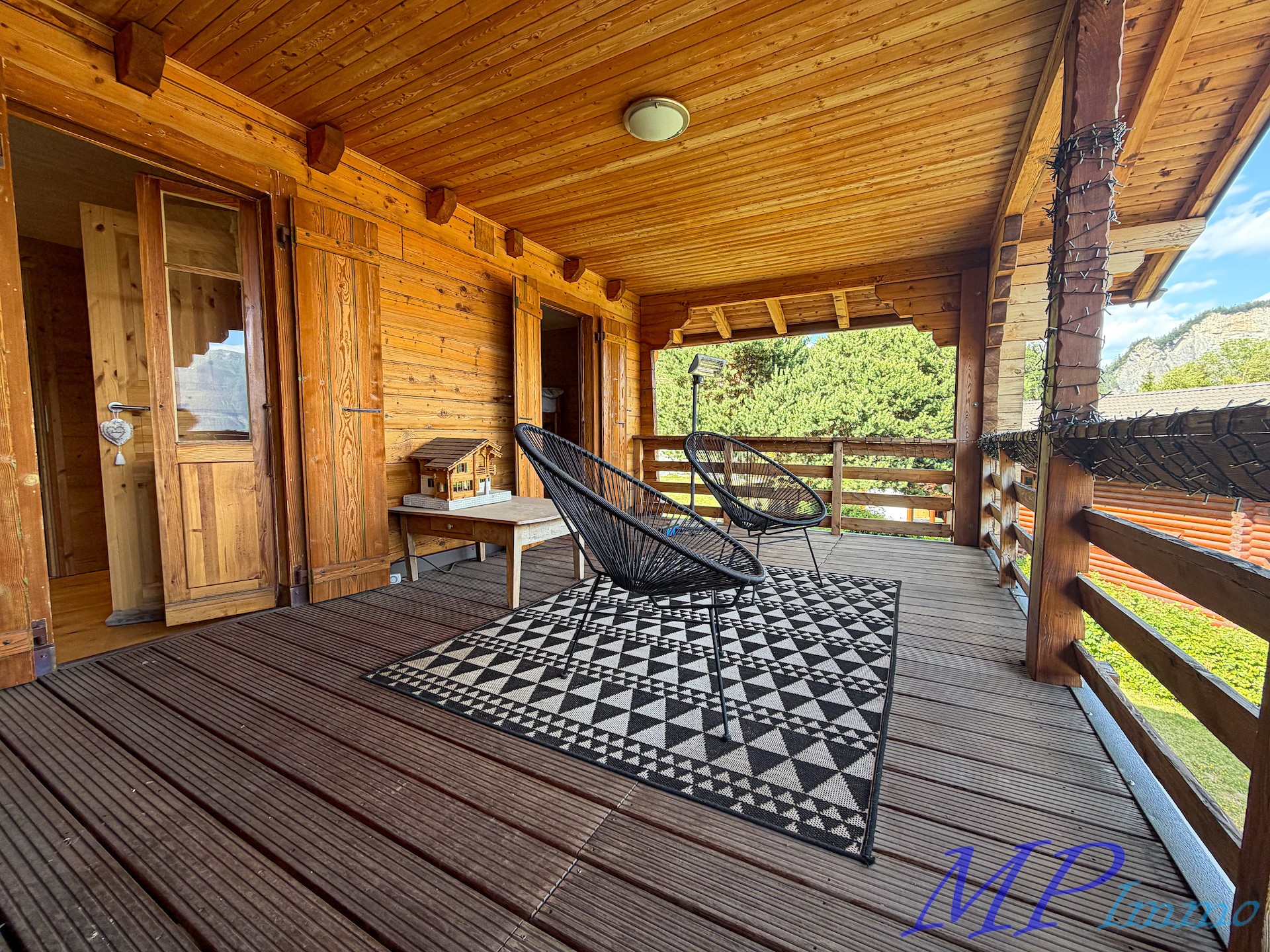 Holzbalkon mit Sitzbereich
