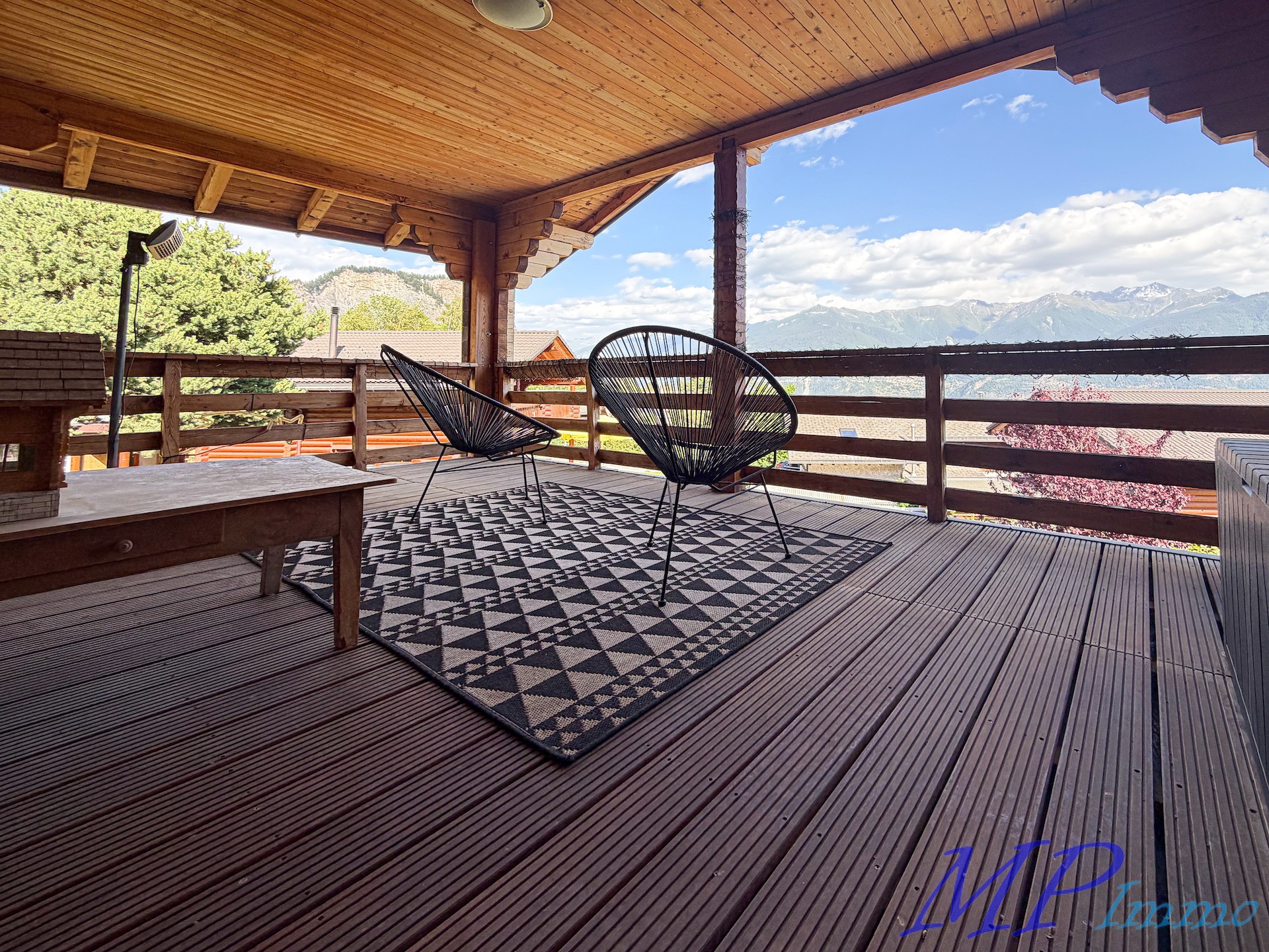 Überdachte Holzterrasse mit Bergblick