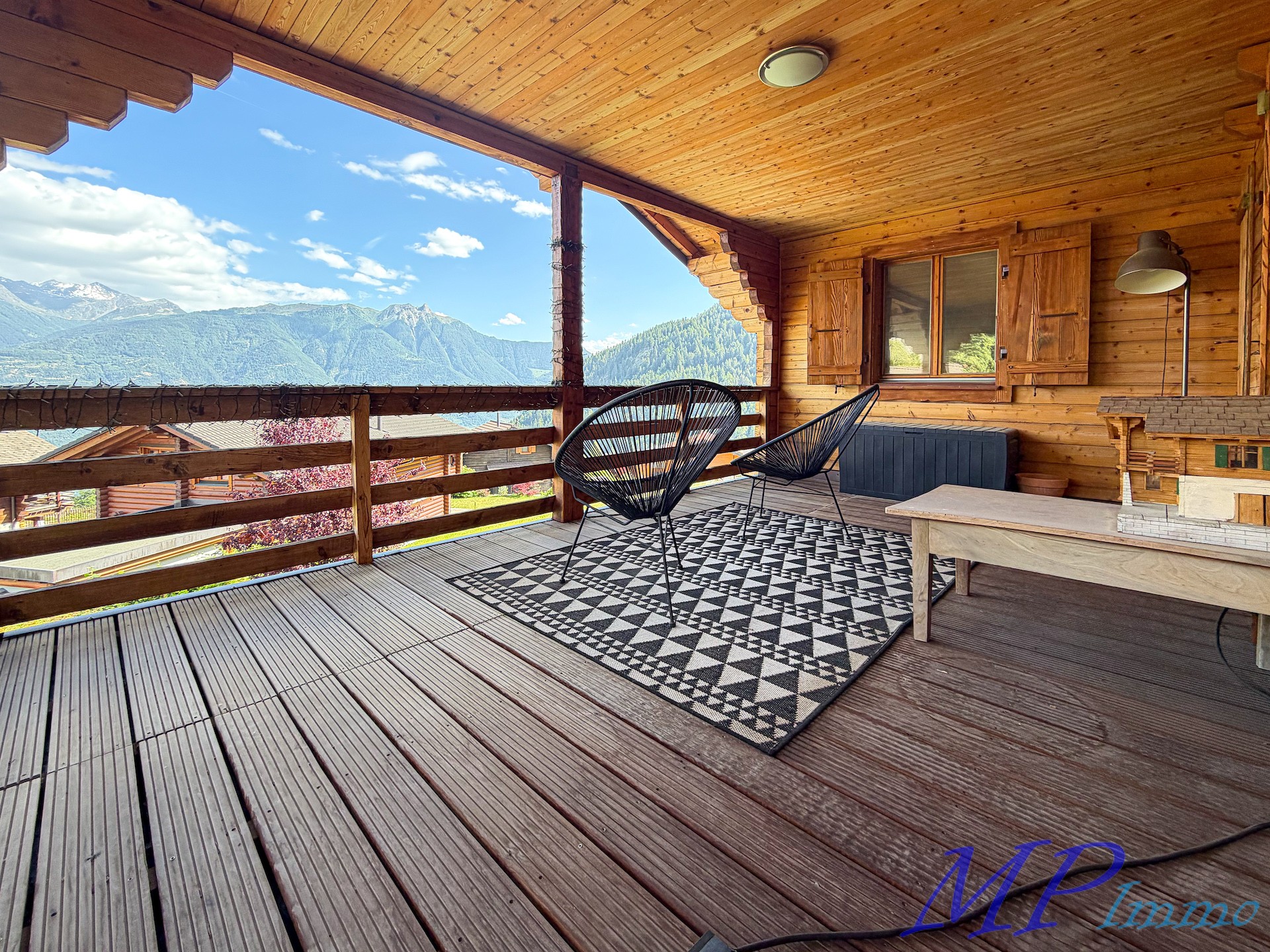 Überdachter Holzbalkon mit Bergblick