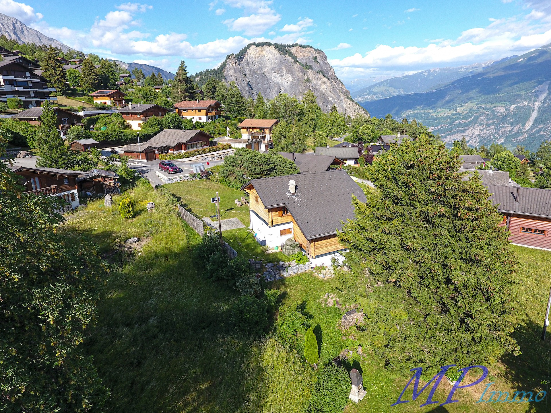 Alpiner Wohnort mit Bergpanorama