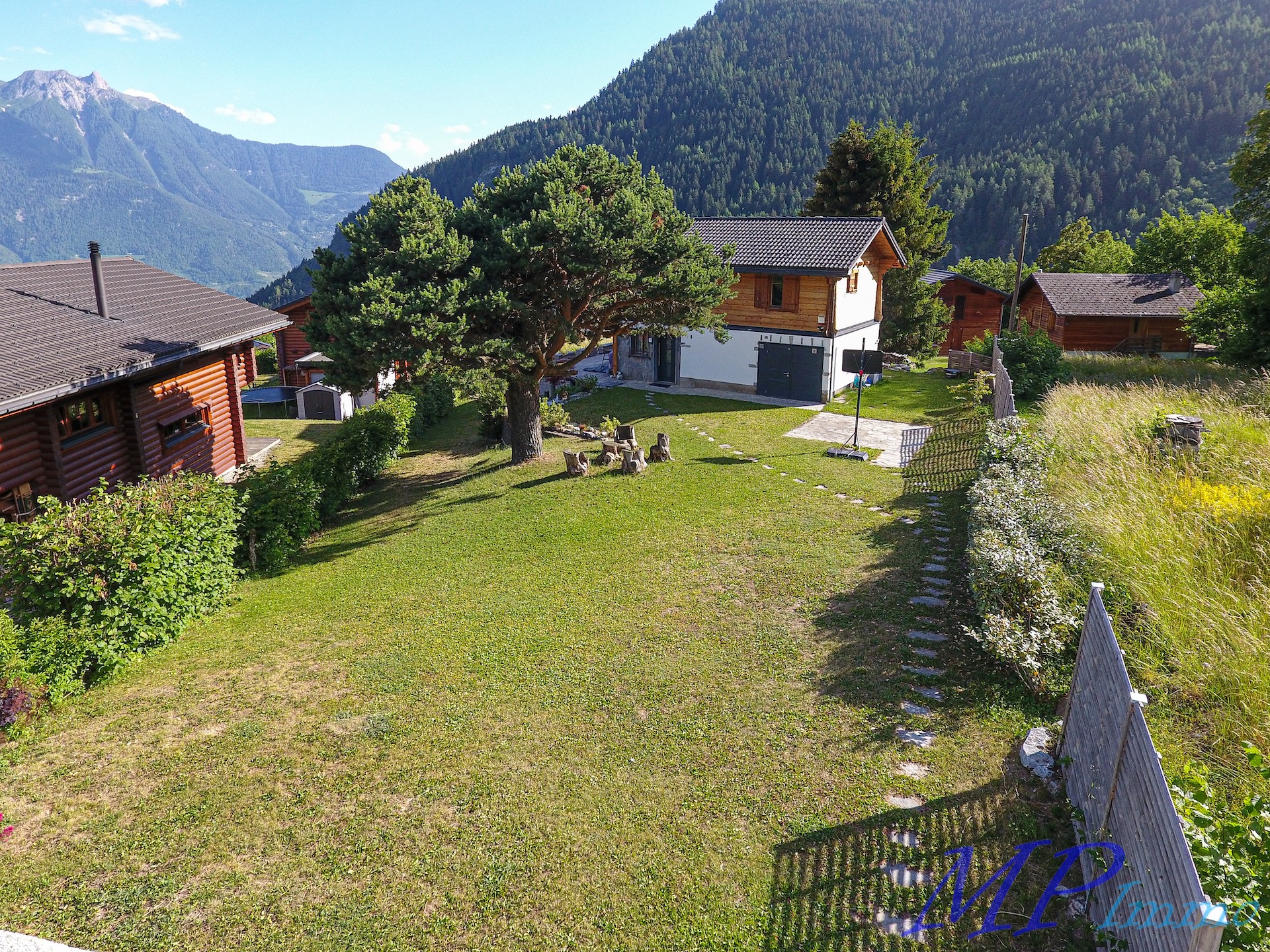 Alpenhaus mit großem Garten und Bergpanorama
