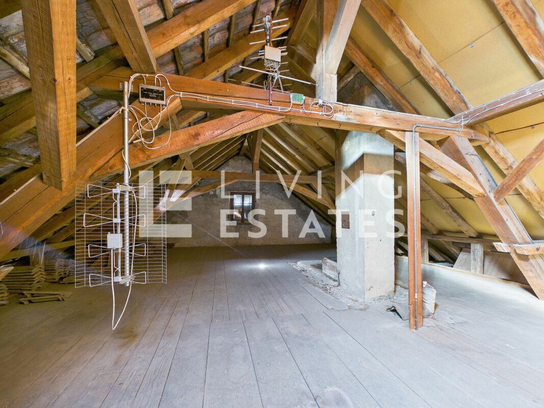 Unausgebauter Dachboden mit Holztragwerk