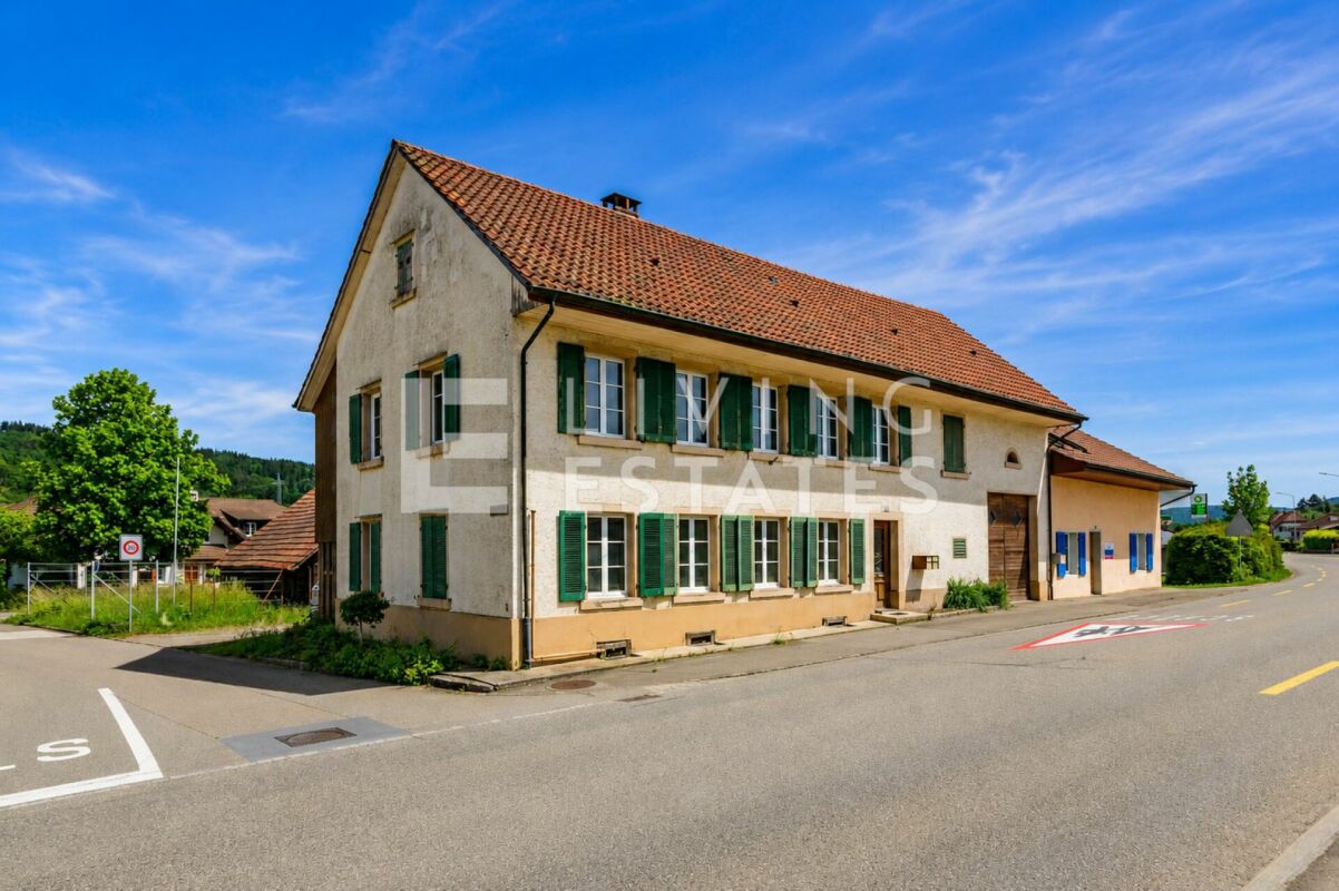Ländliches Wohnhaus an der Straße
