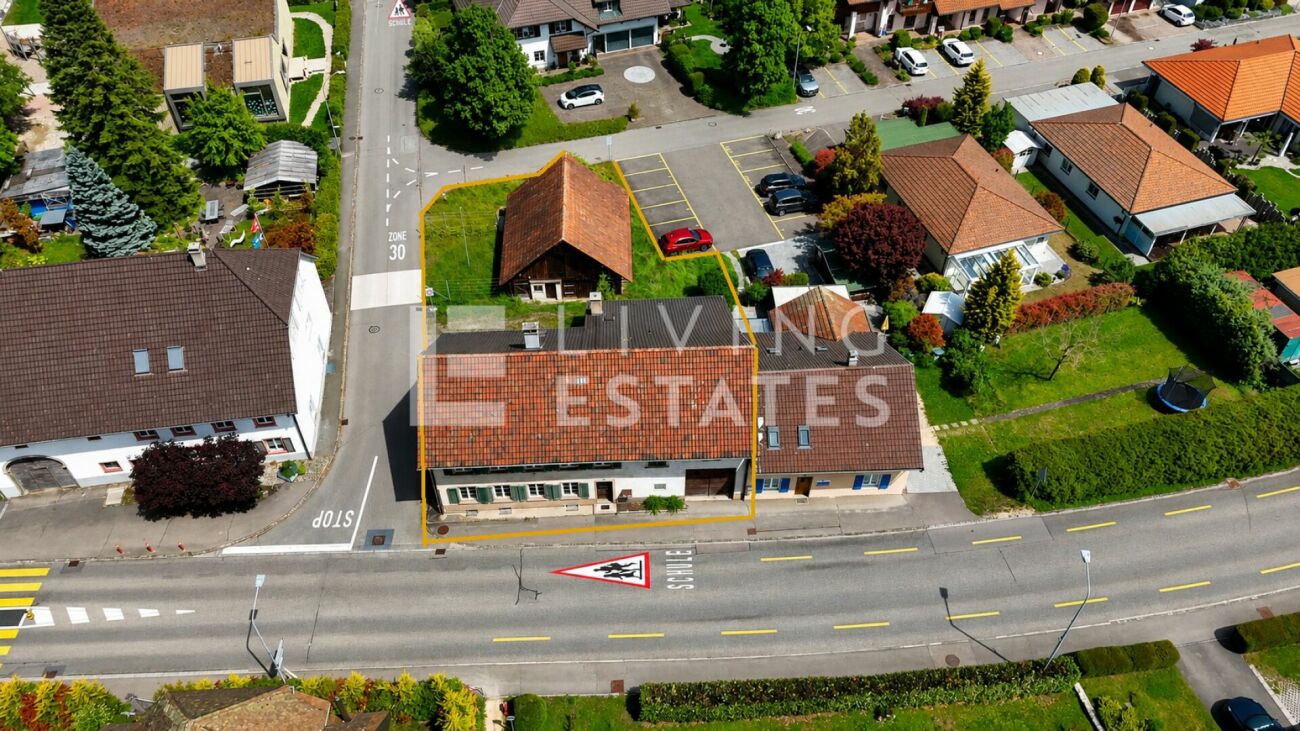 Luftaufnahme eines Wohnhauses an einer Straße