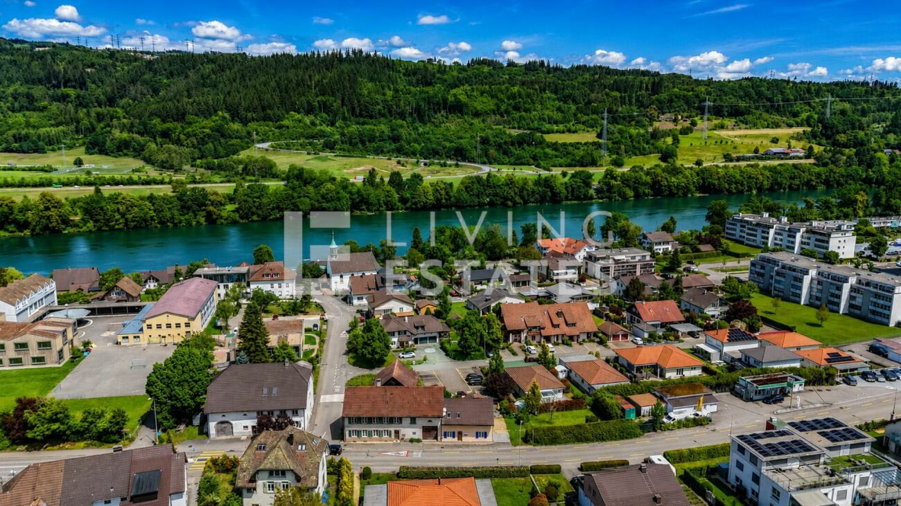 Luftaufnahme eines Wohngebiets am Fluss