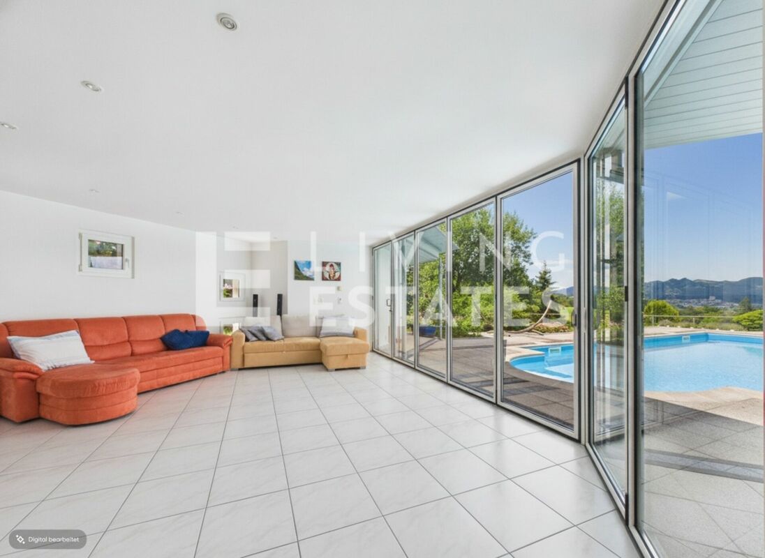 Heller Wohnraum mit Poolblick